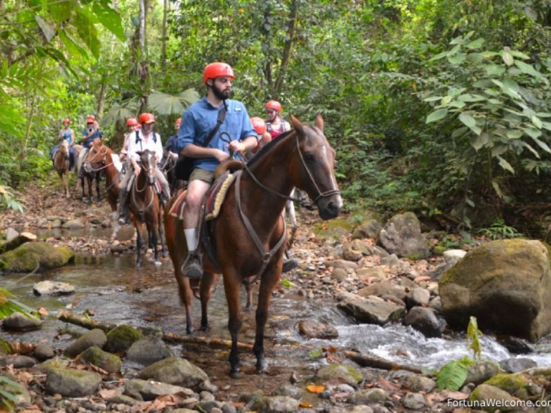 Cabalgata o recorrido hacia cascada en Osa