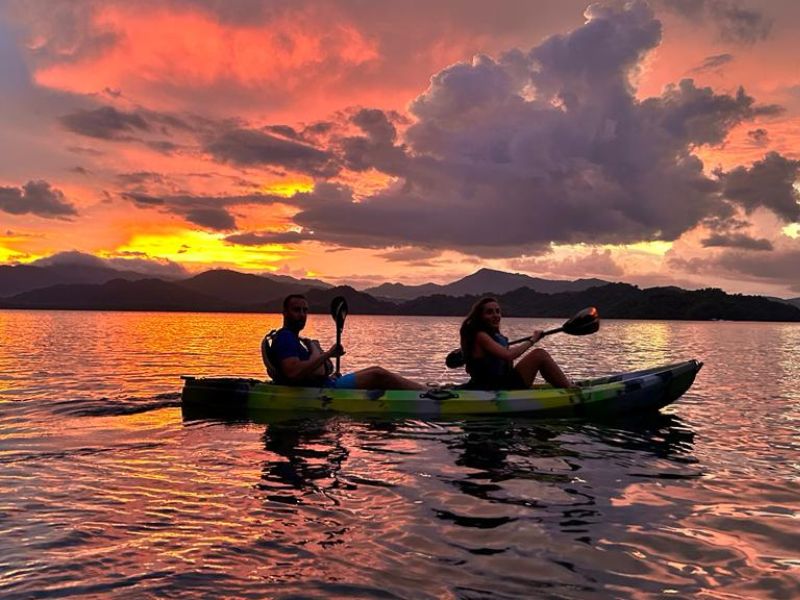 Pareja en kayak al atardecer en Golfo Dulce
