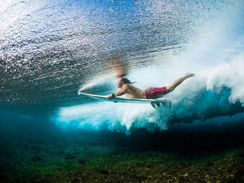Surfista lista para entrar al mar en Matapalo